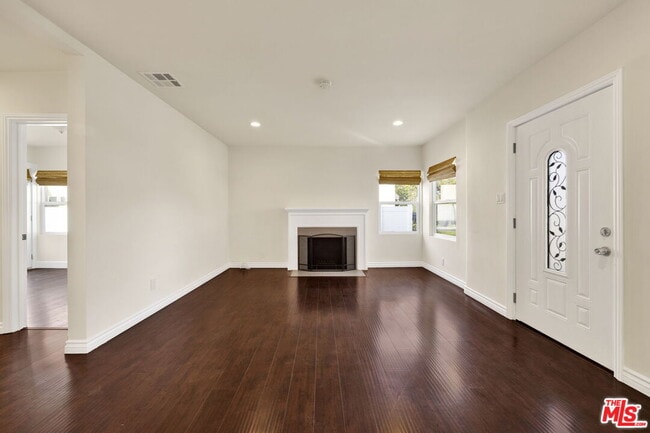 Foto del edificio - 6323 Farmdale Ave