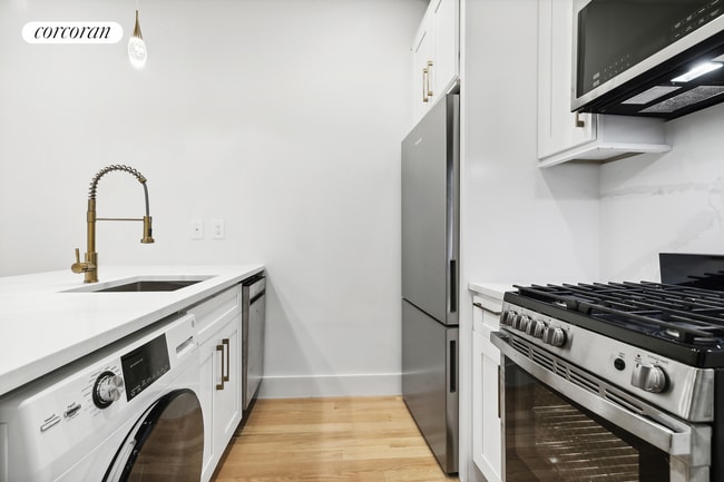 Building Photo - 204 W 96th St