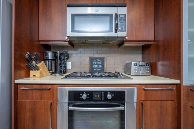 Building Photo - 1118-712 12 Ave SW