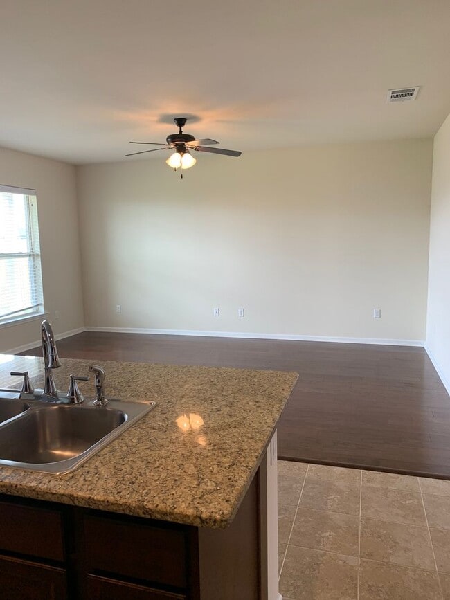 Building Photo - Beautiful 3 bedroom 2 bath home in