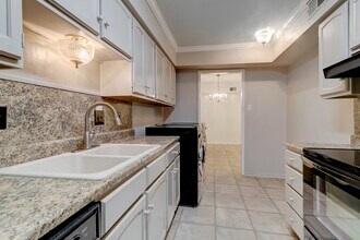 Building Photo - 353 N Post Oak Ln