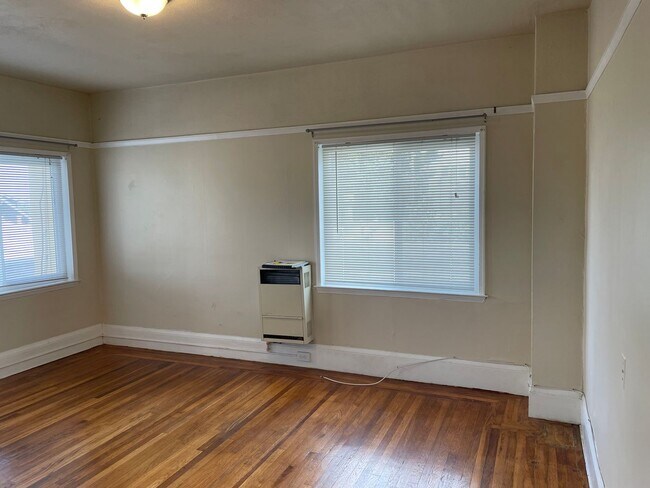 Building Photo - Very Bright Sunny, Quiet and Cozy location, this unit is Completely Renovated Studio