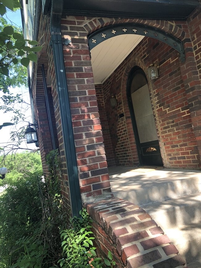 Building Photo - Duplex located in College Hill