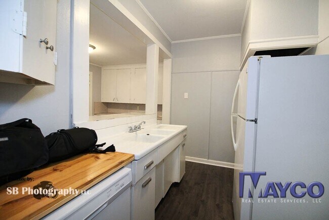 Building Photo - 1 bedroom duplex apartment in Highland!