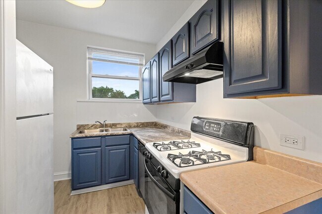 Building Photo - 4055 N Spaulding Ave