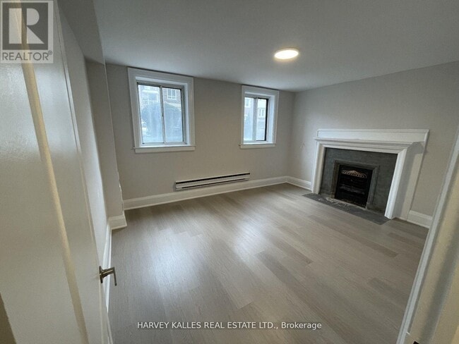 Building Photo - 320-320 Lonsdale Rd