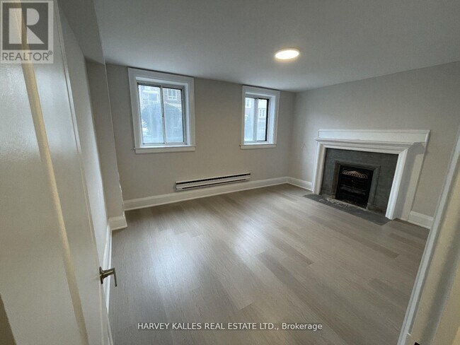 Photo du bâtiment - 320-320 Lonsdale Rd