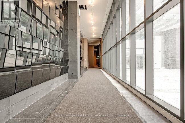 Photo du bâtiment - 8 Interchange Wy