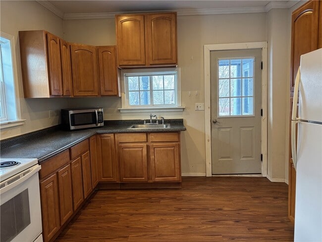 Building Photo - 49 Bridge St