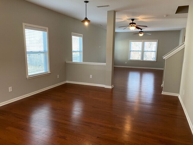 Building Photo - AVAILABLE TO SHOW!