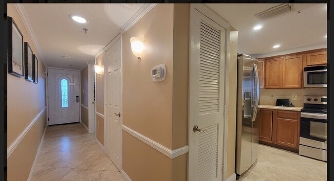 Building Photo - Views! Gorgeous, upgraded penthouse condo at The Breakers