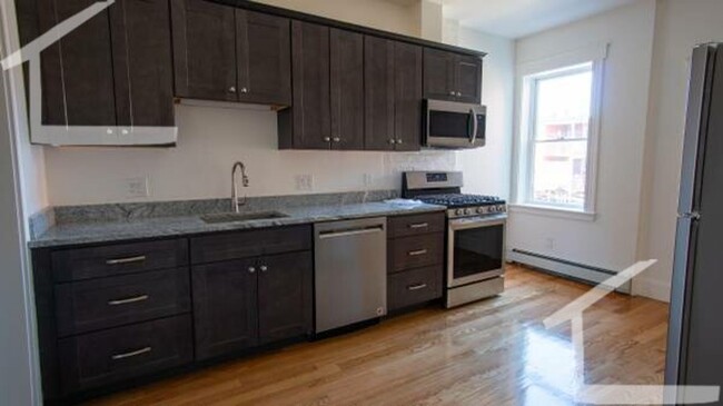 Foto del edificio - HOT BROOKLINE LISTING!!!!!
