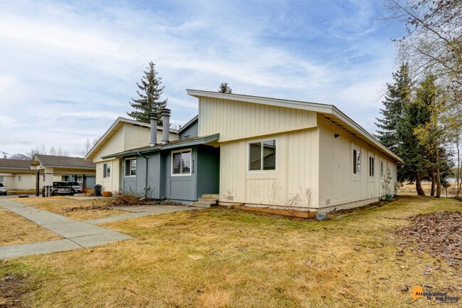 Building Photo - Charming 3 Bedroom Ranch Style Condo in Ea...