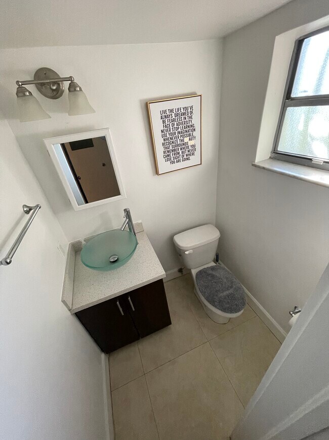 Foto del edificio - 1660 NE 135th St