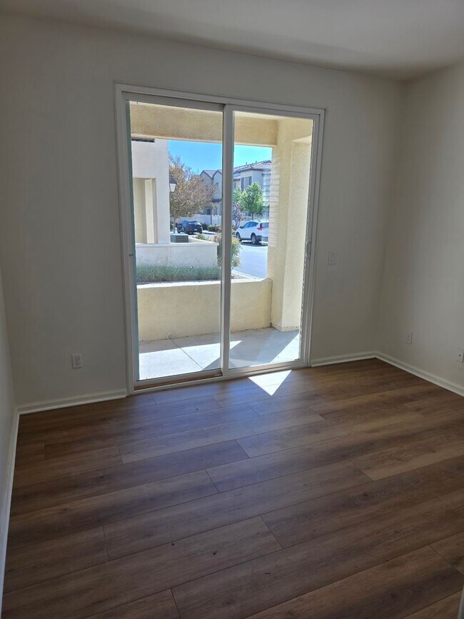 Foto del edificio - Gorgeous 3 Bedroom Townhome in Paseo del Sol with new flooring and paint!