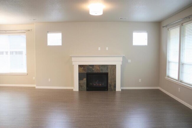 Building Photo - 1598 NE 103rd Ave