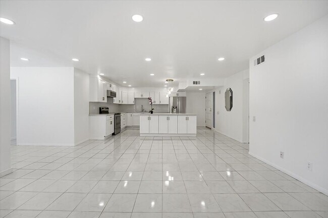 Foto del edificio - 5301 Balboa Blvd