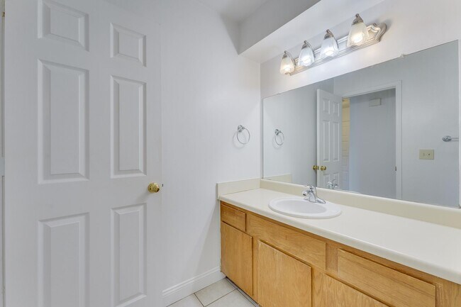 Foto del edificio - Welcome to this charming triplex located i...