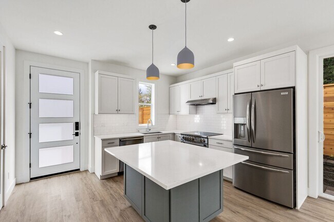 Building Photo - Kirkland Home
