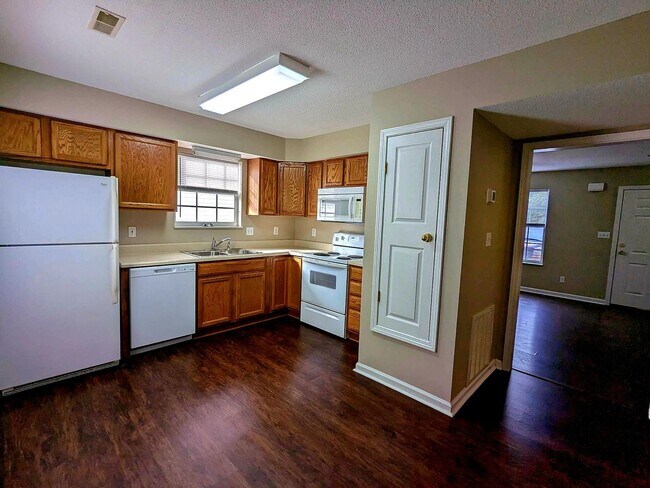 Building Photo - Updated 2br/1.5ba condo in heart of North ...