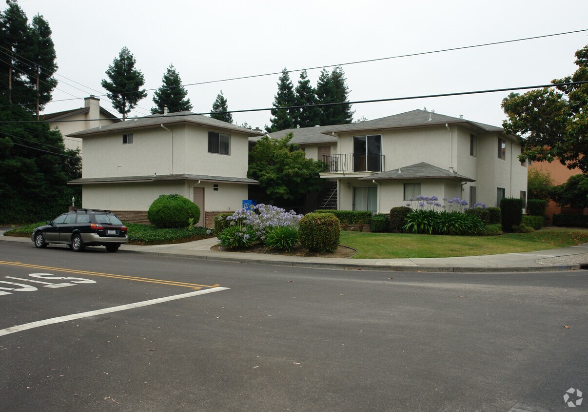 Building Photo - 902 Tamarack Ln