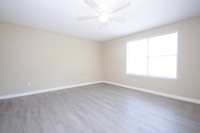 Building Photo - Updated 3BR/2BA Home with New Flooring & F...