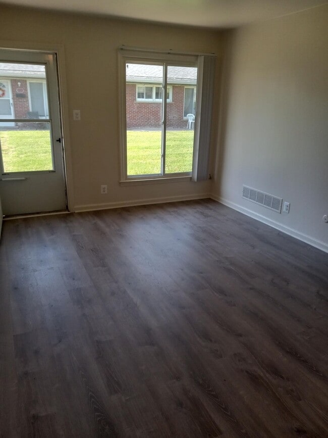 Building Photo - Newly renovated spacious 1 bedroom