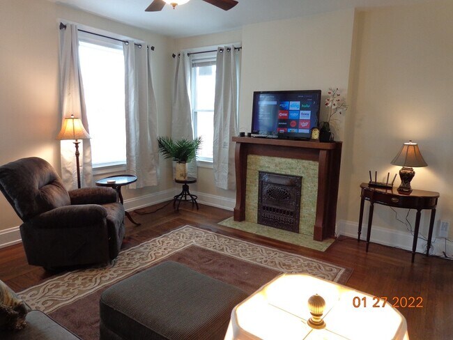 Great natural light - 3003 Junietta Ave