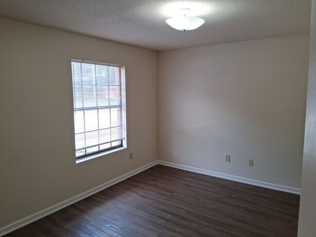 Foto del edificio - 2110 Lennox St