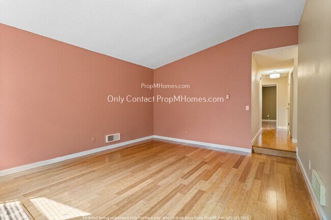 Foto del edificio - Updated 3 Bedroom Home with Hardwood Floors  - Many Fruit Trees!