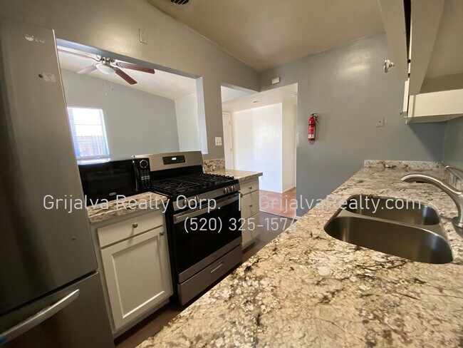 Building Photo - 1416 E Lee St