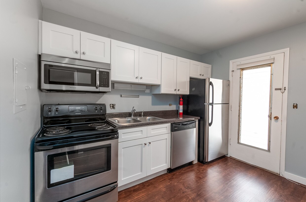Building Photo - Awesome Downers Grove Unit w/ Heat!!