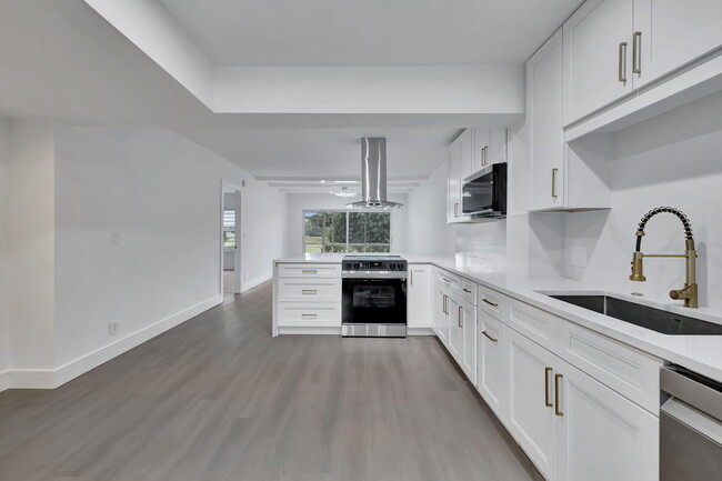 Building Photo - 3100 N Palm Aire Dr