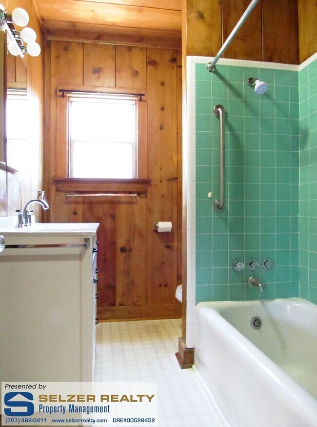 Building Photo - Cozy 2 bd. cottage on the westside; walkin...