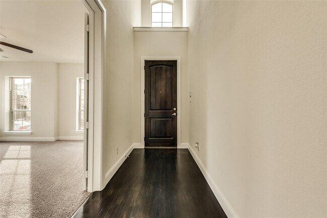 Building Photo - 8712 Fairway Ln