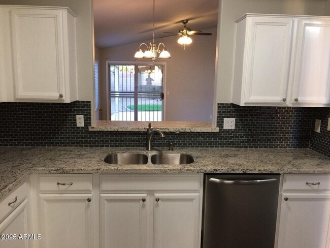 Foto del edificio - 2240 E Aire Libre Ave