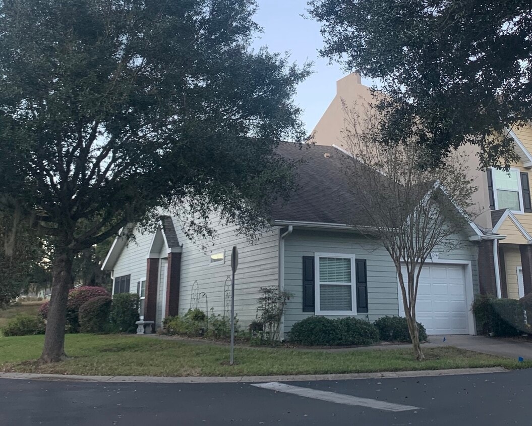 Foto principal - 10444 NW 28th Pl
