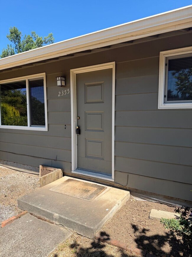 Foto del edificio - 3-bedroom, 1 bath duplex with garage!