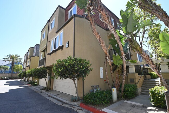 Foto del edificio - Spectacular Gated 3 Bed + Den, 2.5 Bath Townhouse in Newport Beach.