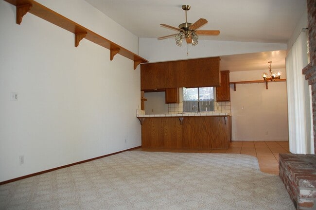 Building Photo - 4 bed 2 bath 3 car in Roseville