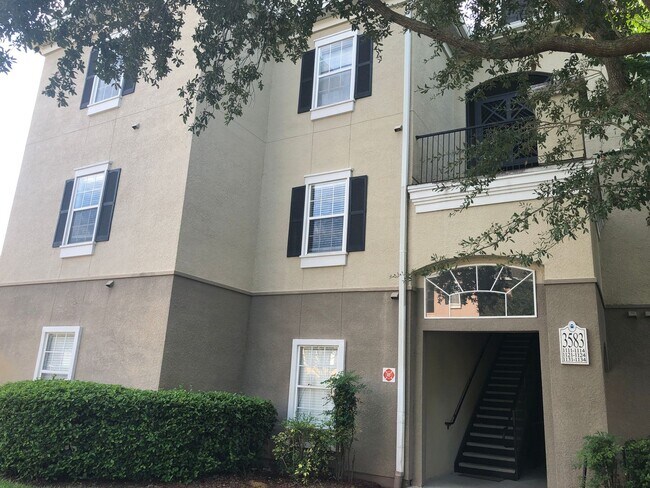 Foto del edificio - MOVE IN OCTOBER! 3rd floor 3BR/2BA Condo -...