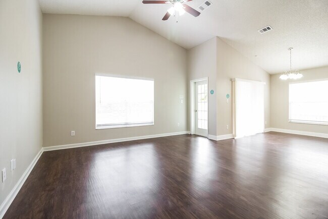 Building Photo - 948 Delfino Pl