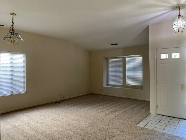 Foto del edificio - COMING SOON!!! Large 3 bedroom with an office in Elk Grove