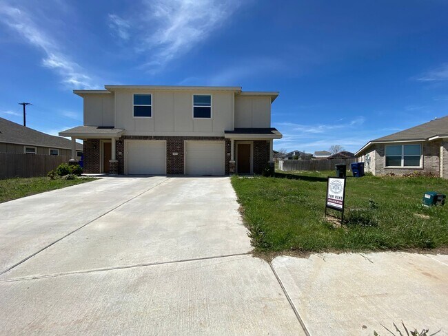 Building Photo - 1709 Castroville Trl