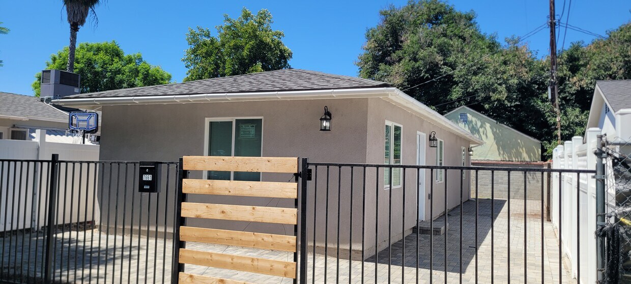Foto principal - 7661 Chimineas Ave