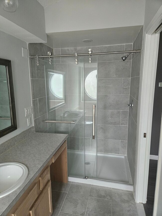 Baño principal - 8121 Fieldside Dr W