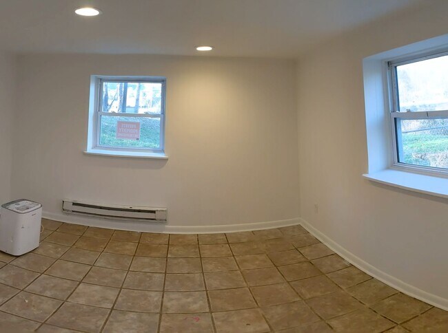 Foto del edificio - 2 bedroom 1 bath basement apartment with w...