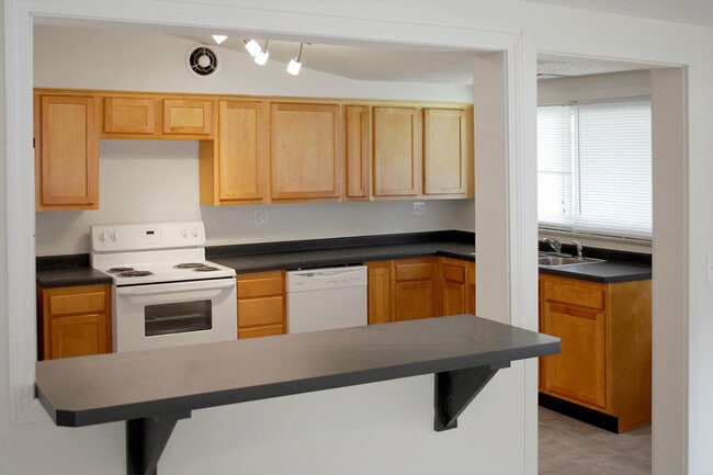 Building Photo - 5 Bed, 2 Bath House - Haven on Hunter CALL FOR 27/28 PRICING