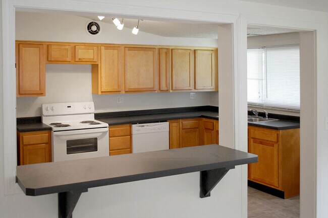 Foto del edificio - 5 Bed, 2 Bath House - Haven on Hunter CALL FOR 27/28 PRICING