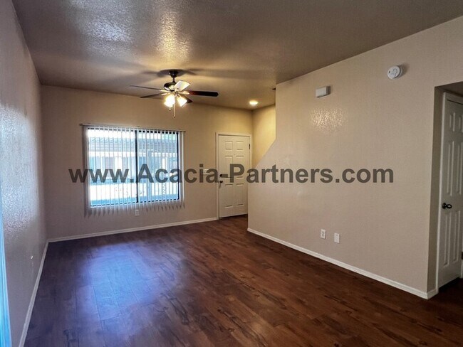 Foto del edificio - **Gated!!**Two Bedroom Townhome